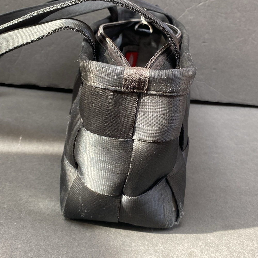 Harvey seatbelt purse Preloved - Picture 7 of 11